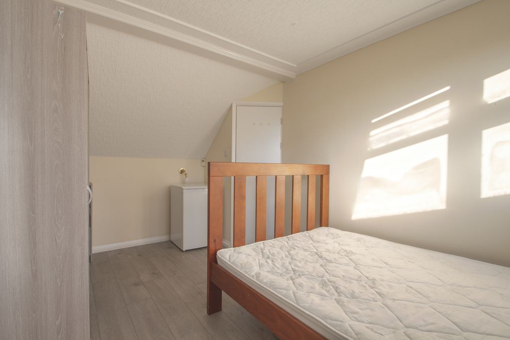 Property photo 1 of 4 Double Room To Rent In Blackfen Road, Sidcup