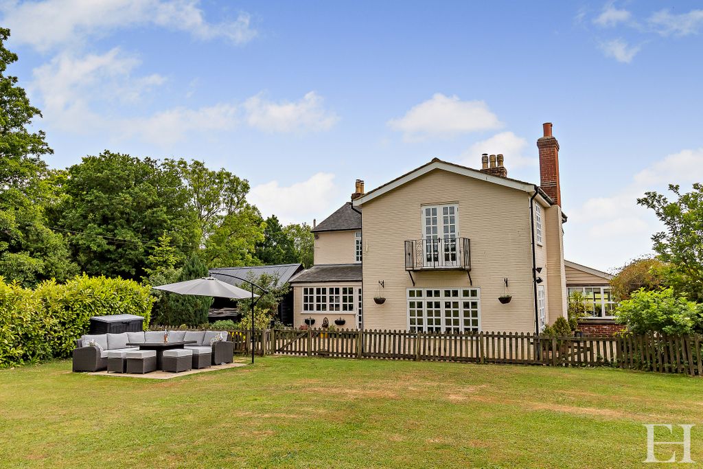 Property photo 3 of 52 8648440-Exteriorwm11-800