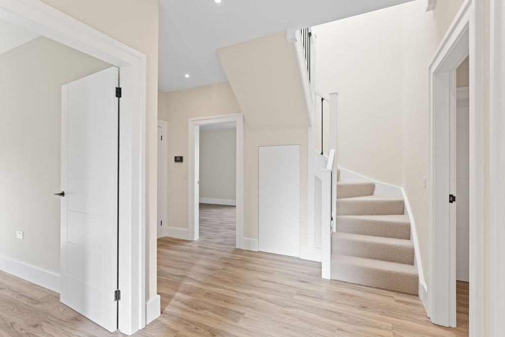 Property photo 3 of 49 Entrance