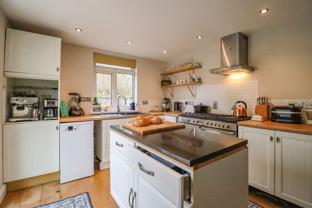 Property photo 2 of 22 4712042