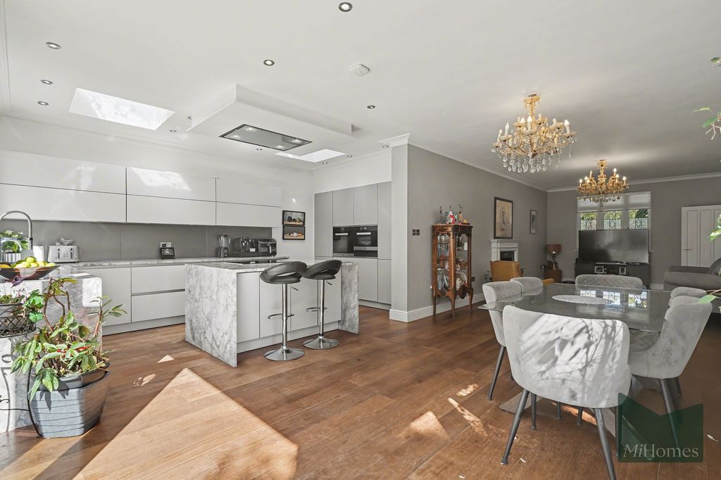Property photo 1 of 44
