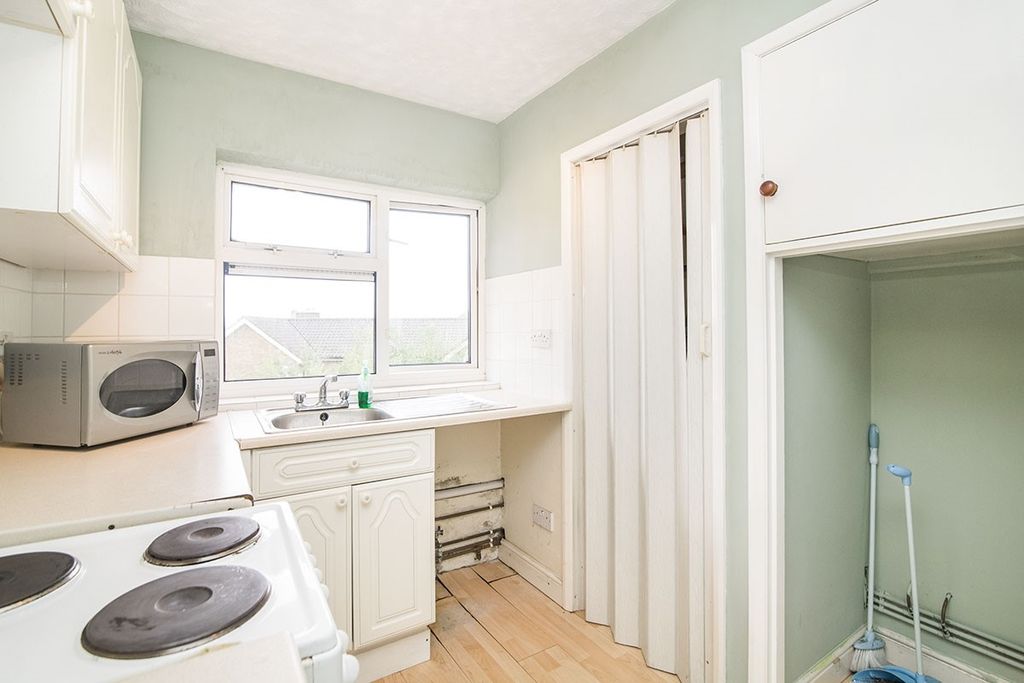 Property photo 3 of 8 Kitchen