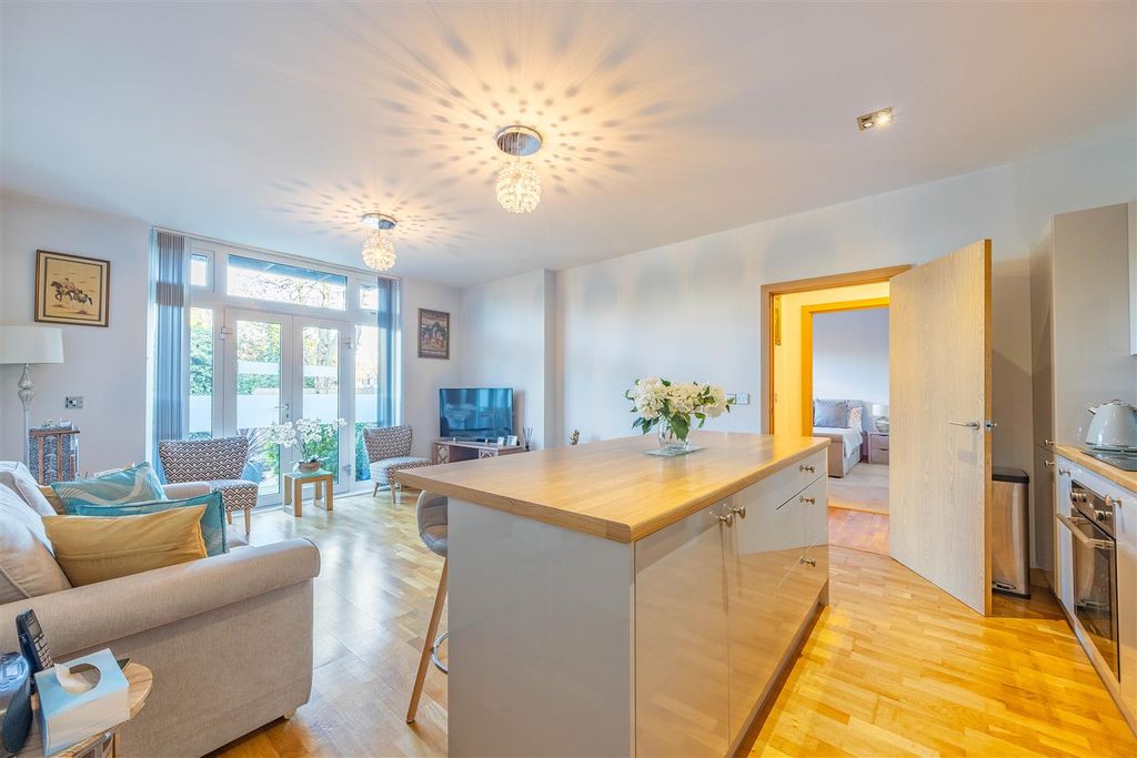 Property photo 2 of 21 Kitchen/Lounge