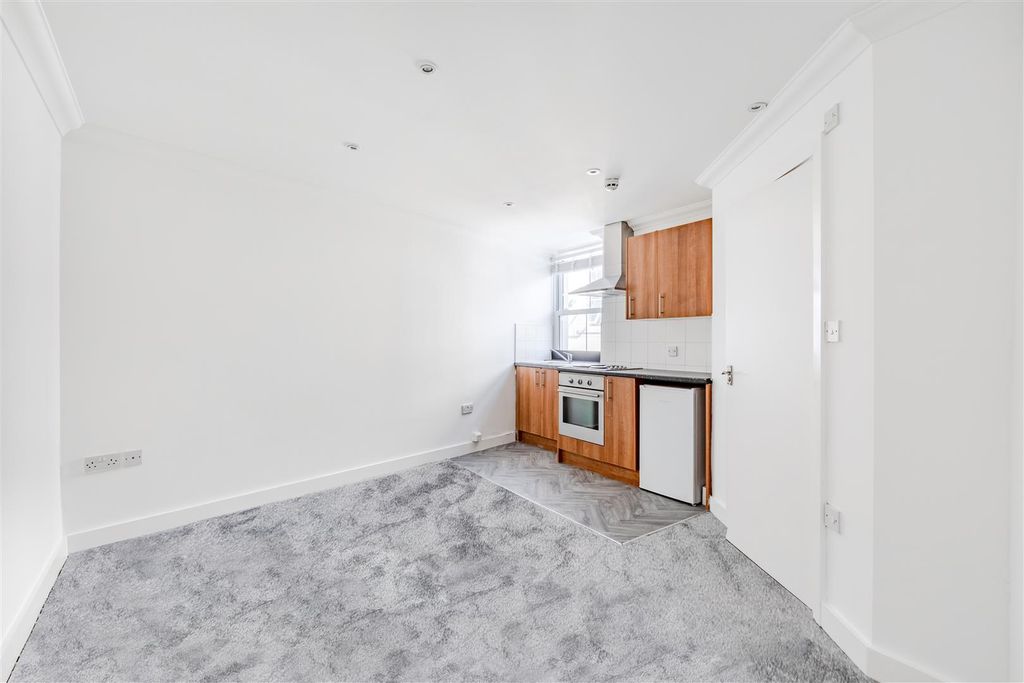 Property photo 2 of 5 Studio