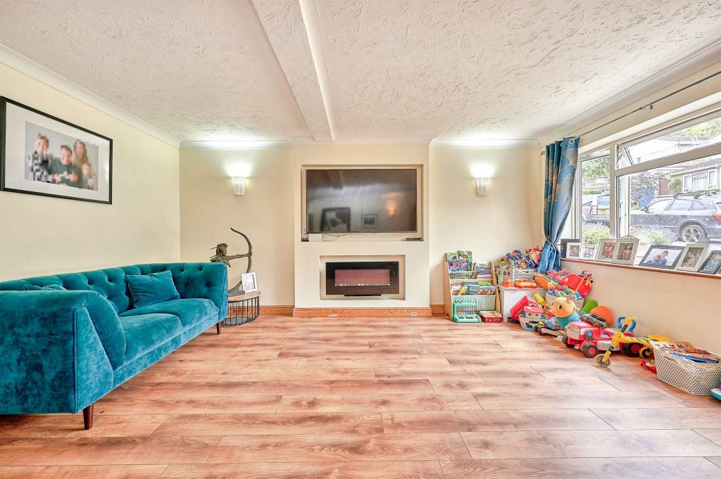 Property photo 3 of 13 Lounge
