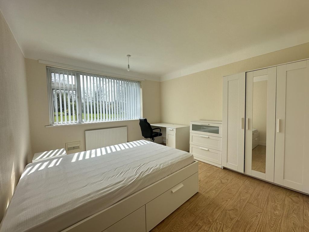 Property photo 2 of 8 Bedroom