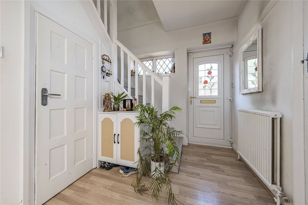 Property photo 3 of 16 Entrance Hall