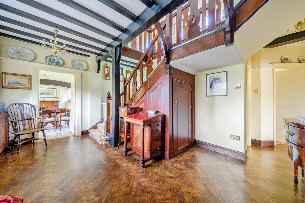 Property photo 3 of 18 Entrance Hall