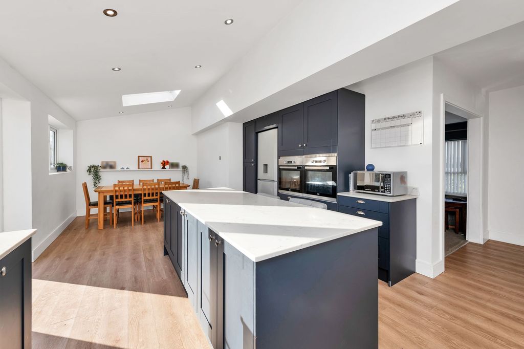 Property photo 3 of 27