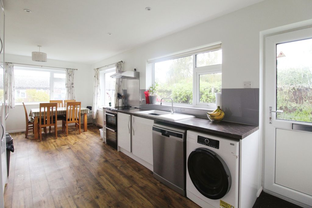 Property photo 2 of 11 Kitchen