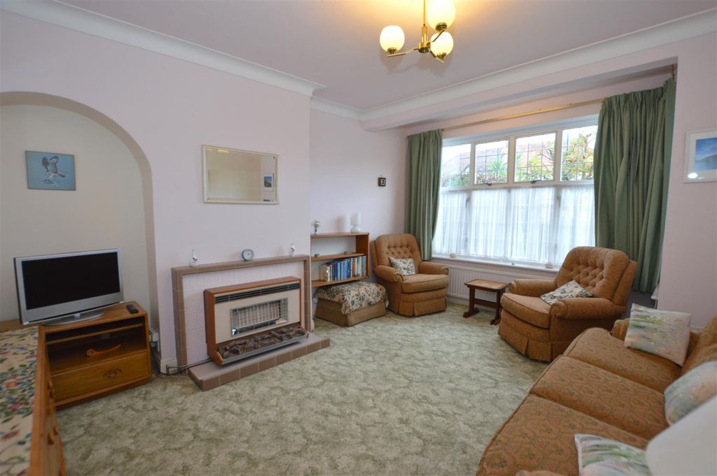 Property photo 2 of 16 100 Redway Drive Living Room.Jpg