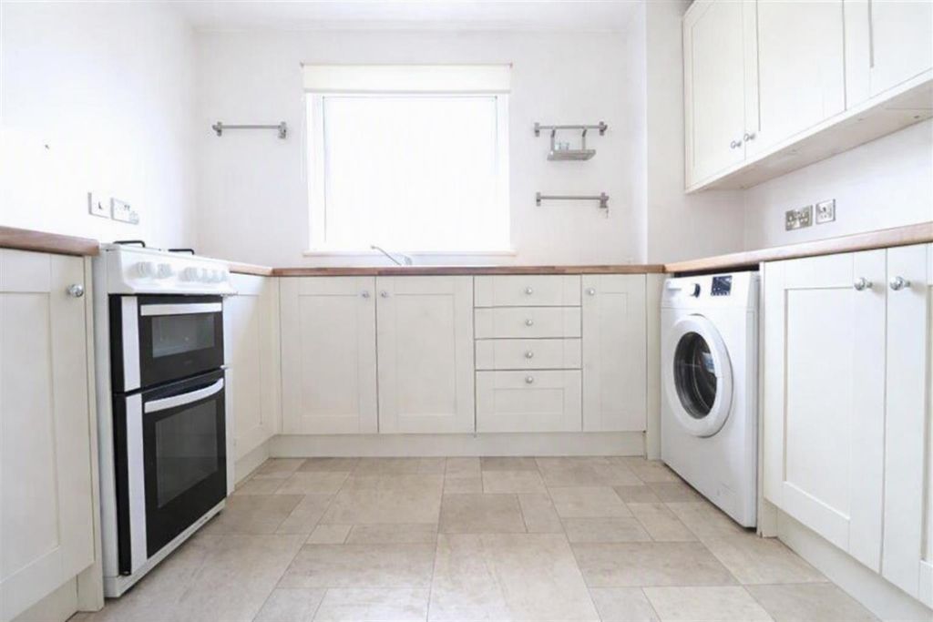 Property photo 3 of 9 Kitchen