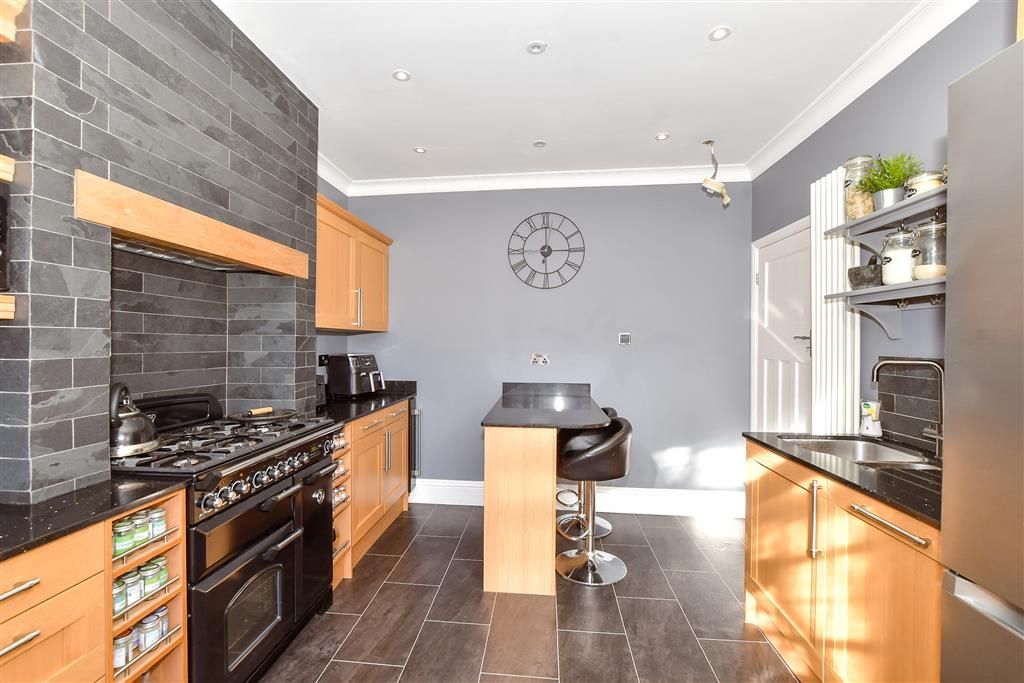 Property photo 3 of 9 Kitchen