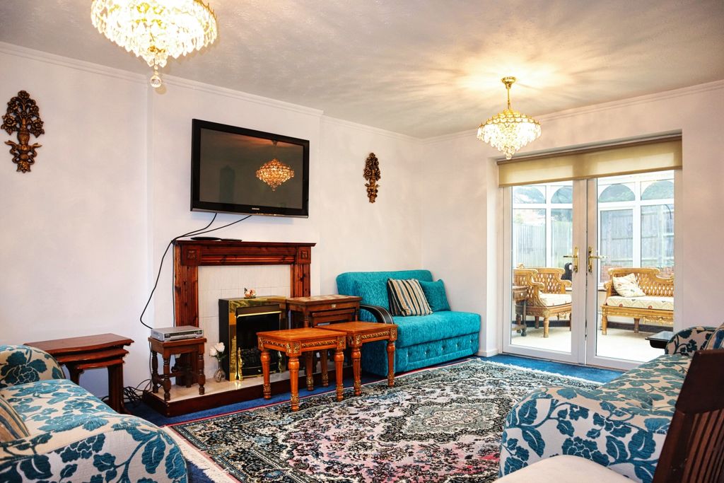 Property photo 2 of 16 Lounge