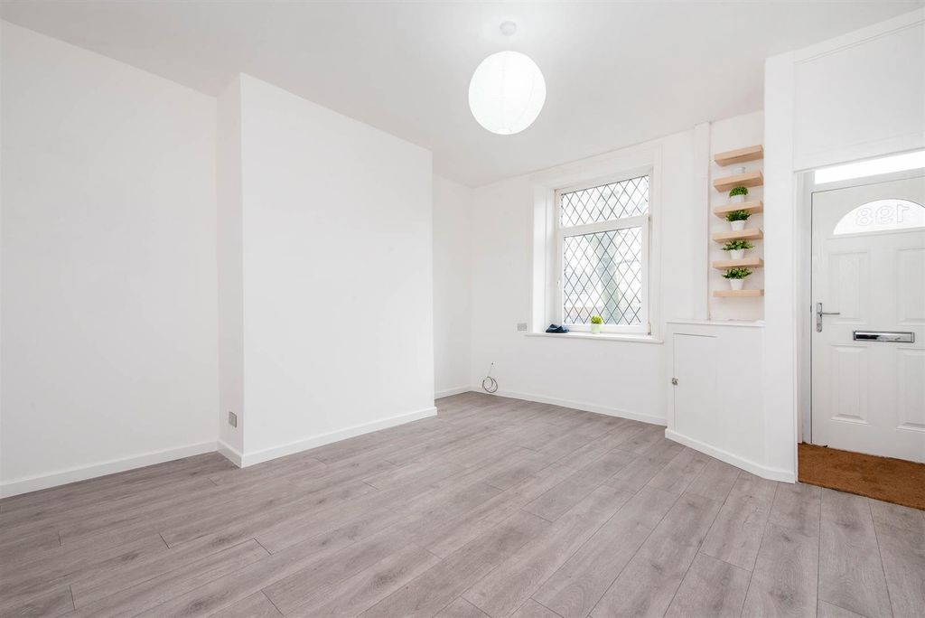 Property photo 2 of 17 Lounge