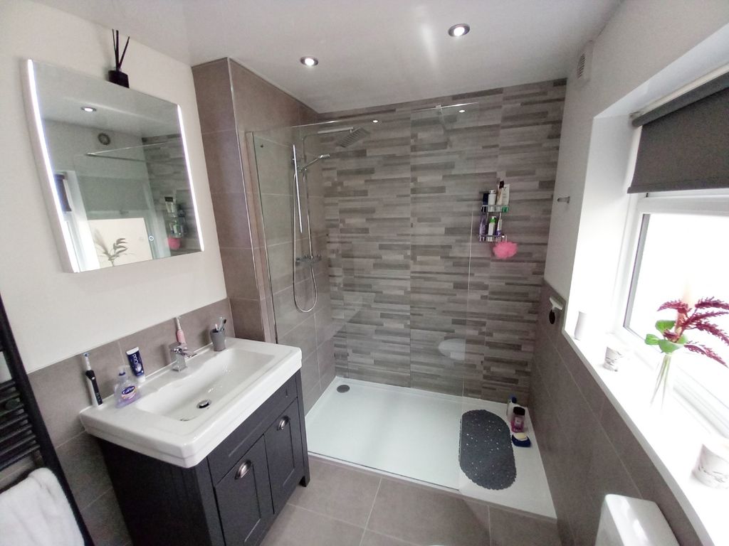 Property photo 2 of 20 Bathroom