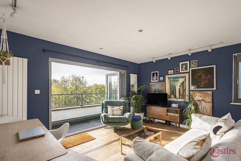 Property photo 1 of 46 Living Room