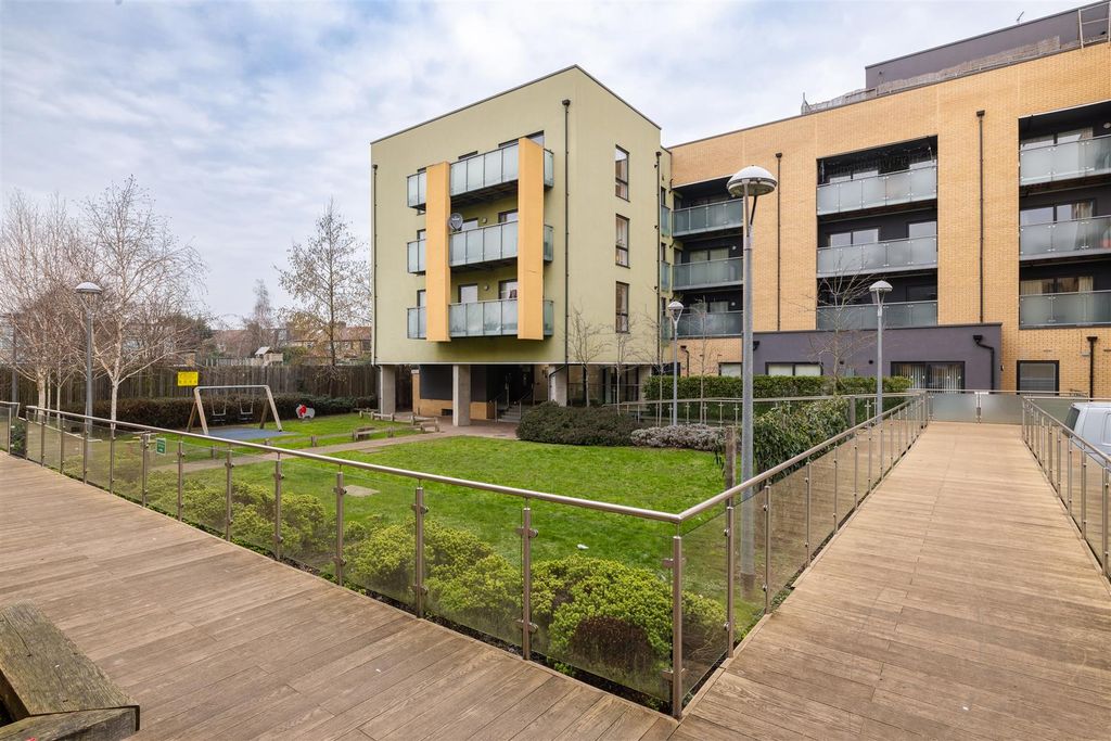 Property photo 1 of 37 Chigwell Road, E18