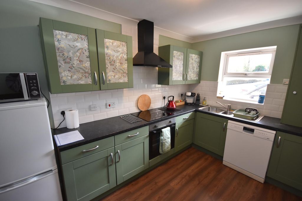 Property photo 3 of 8 Kitchen