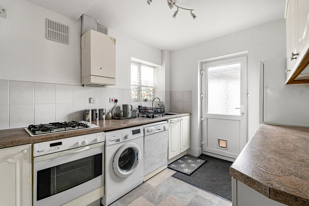 Property photo 3 of 11 Kitchen