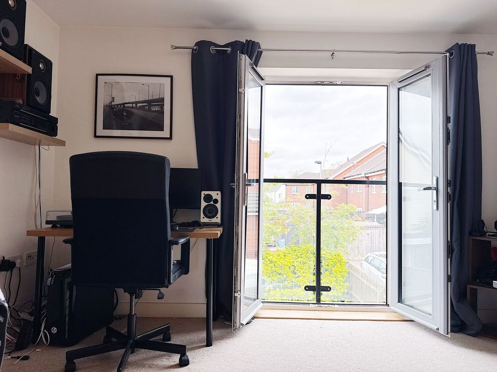 Property photo 2 of 29 Bright Upstairs Bedroom With A Study Area Beside F...