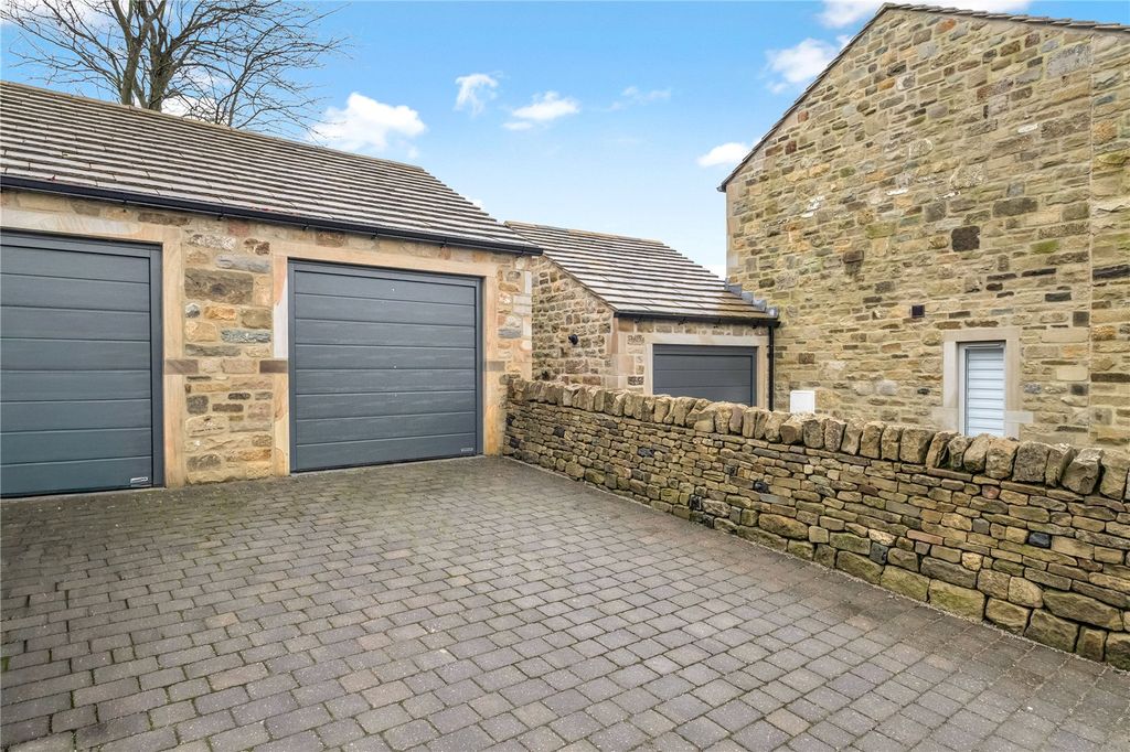 Property photo 2 of 29 Garage &amp; Driveway