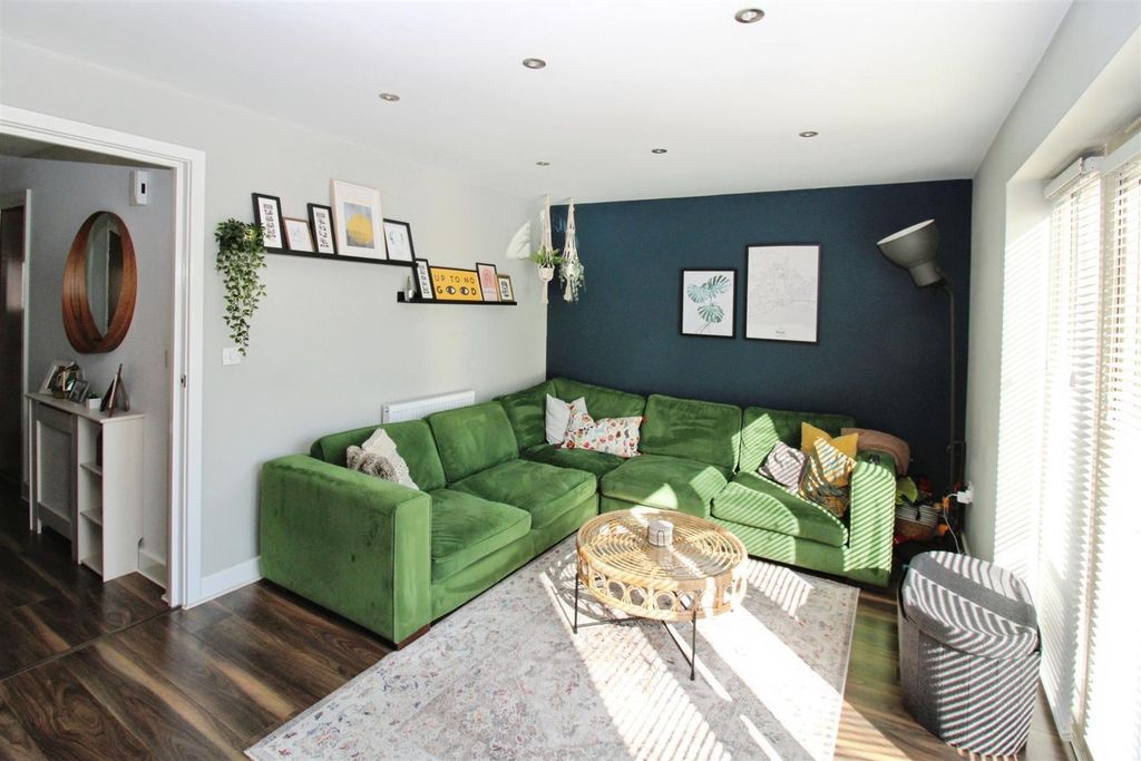 Property photo 2 of 22 Lounge