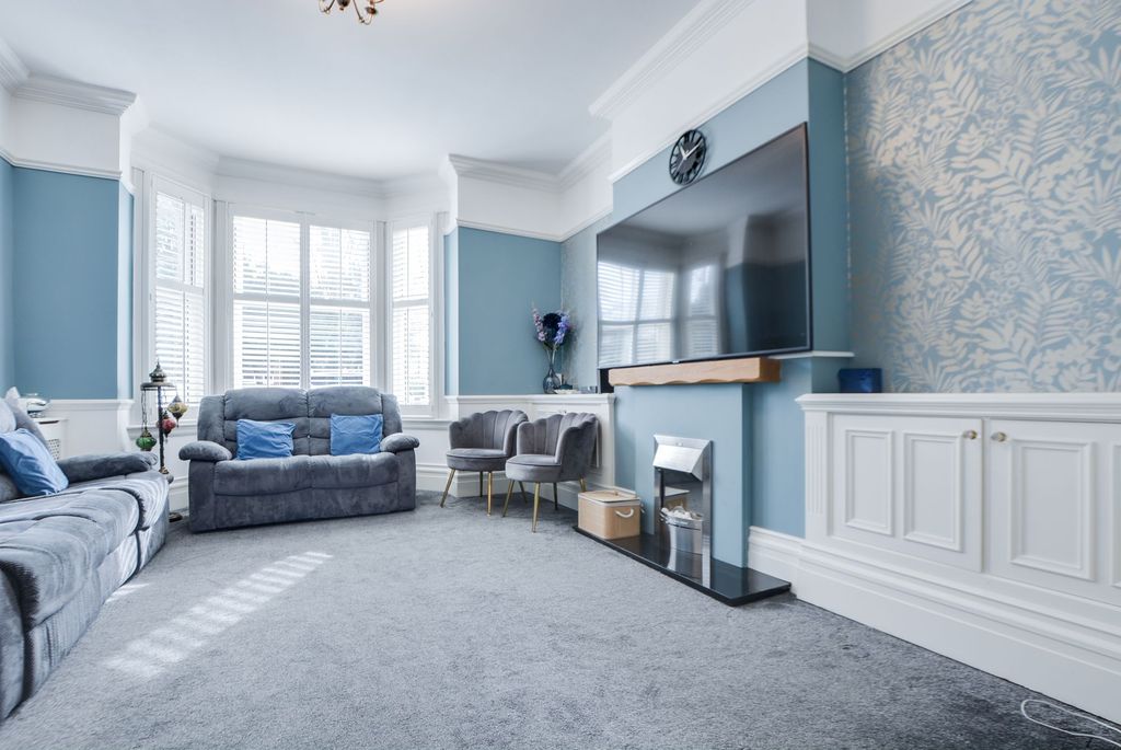 Property photo 3 of 32