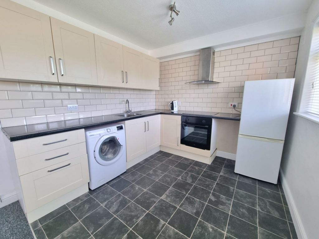 Property photo 2 of 6 Kitchen