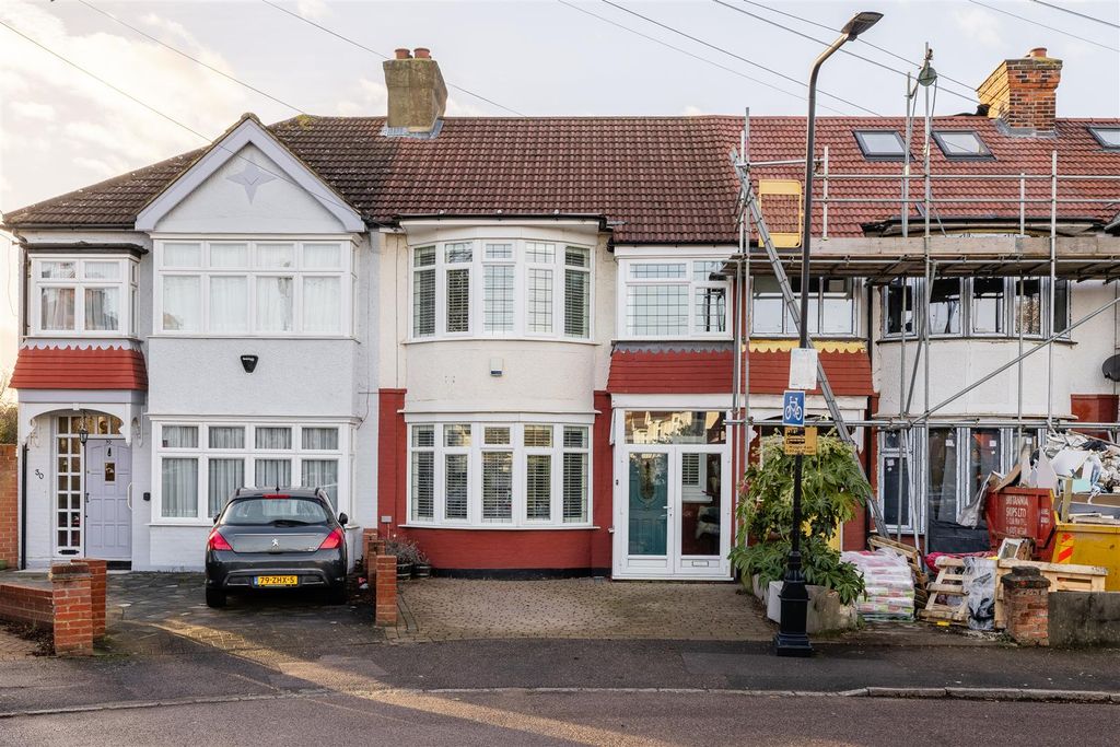 Property photo 1 of 27 Coningsby Gardens, E4