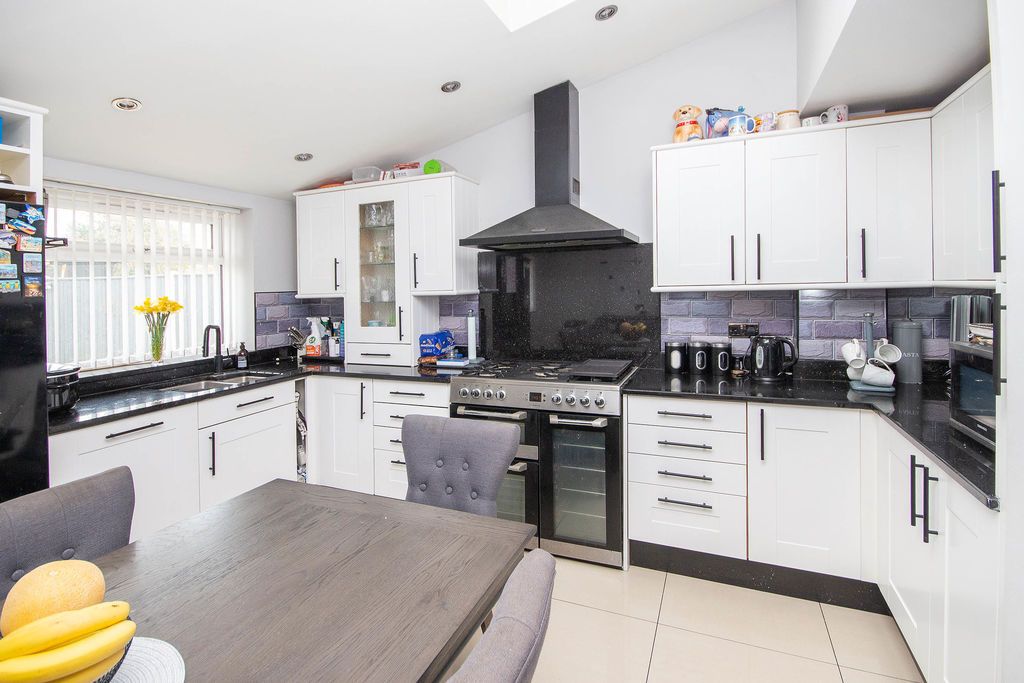 Property photo 3 of 19 Kitchen