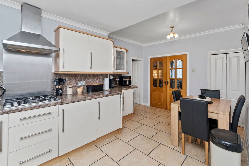 Property photo 3 of 34