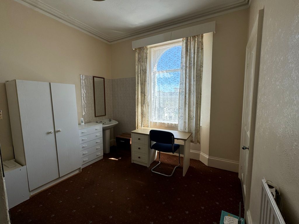 Property photo 2 of 6 Bedroom