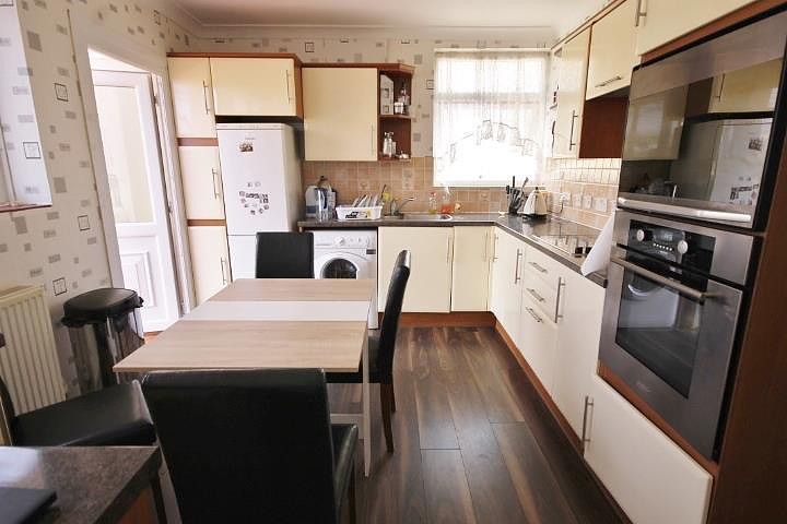 Property photo 2 of 7 Kitchen