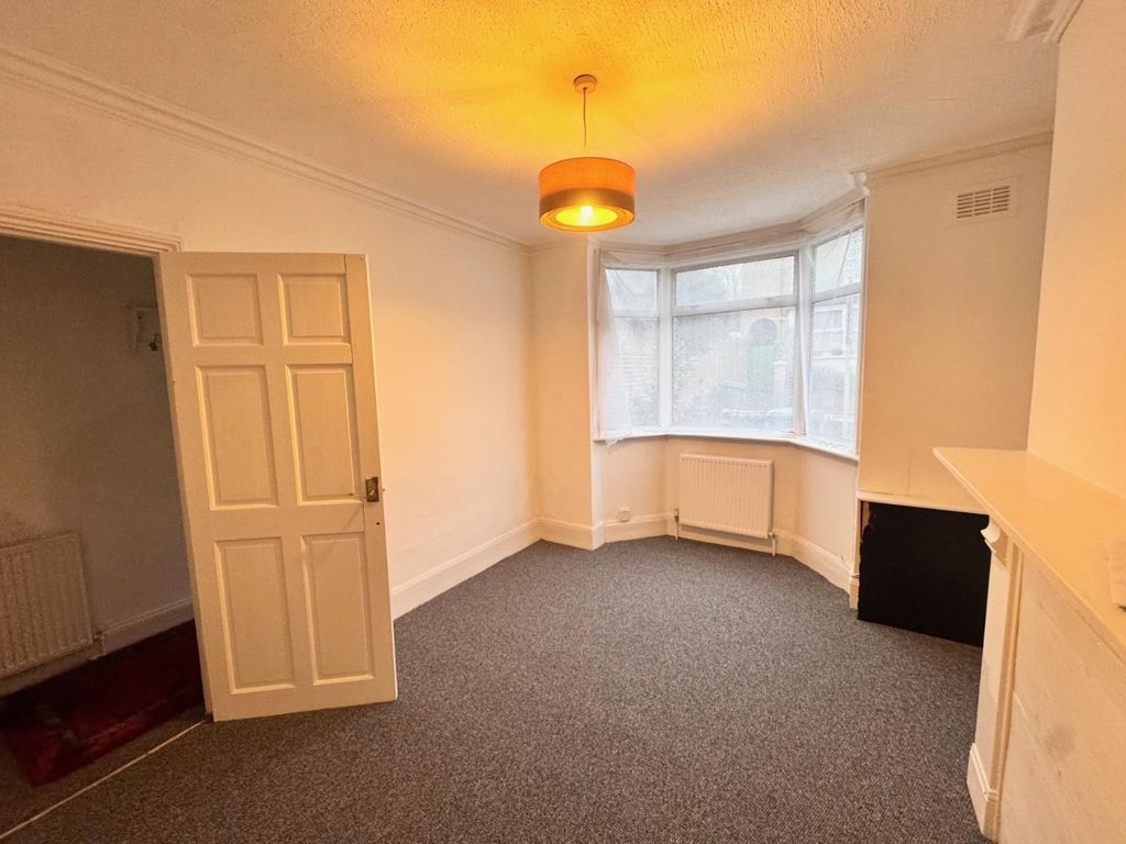 Property photo 2 of 8 Lounge.Jpg