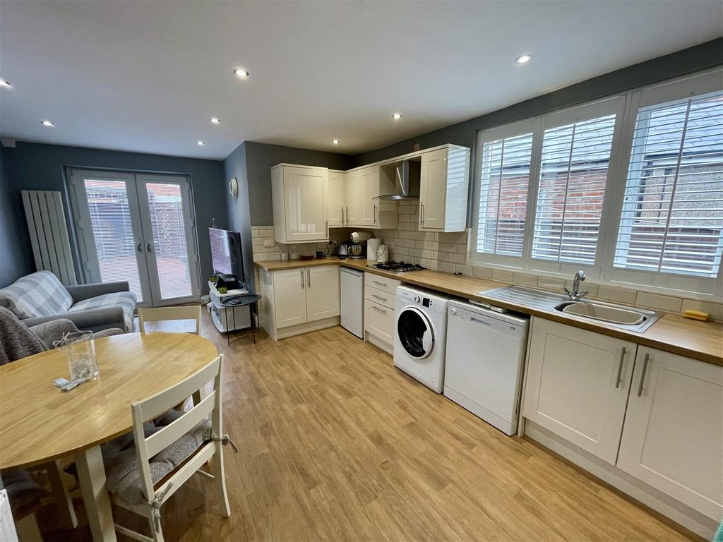 Property photo 3 of 18 Kitchen / Diner