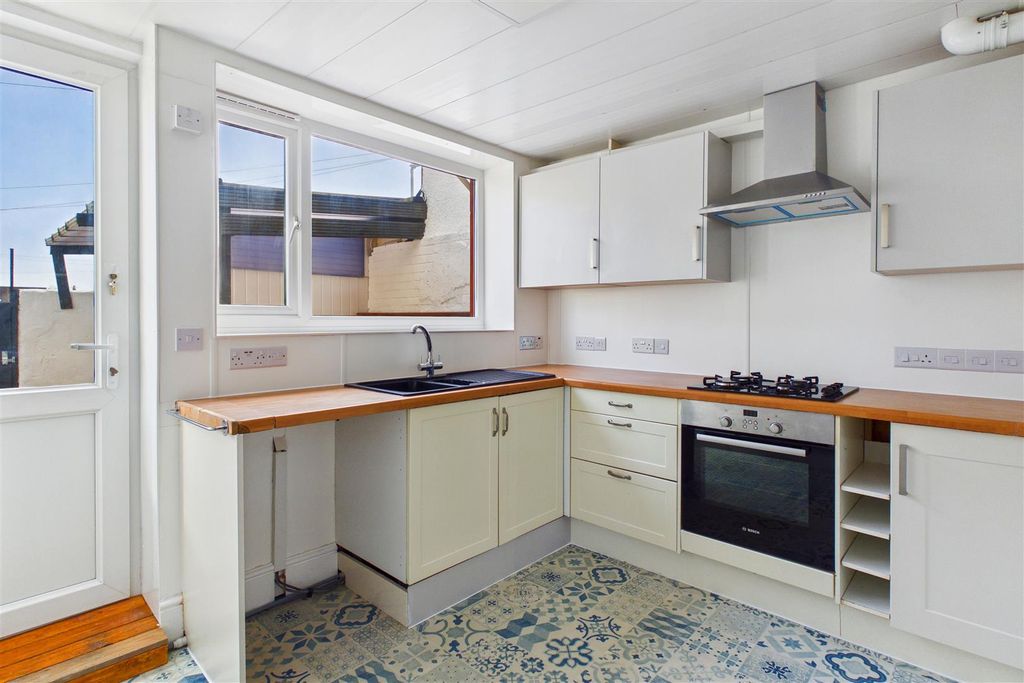 Property photo 3 of 10 Kitchen