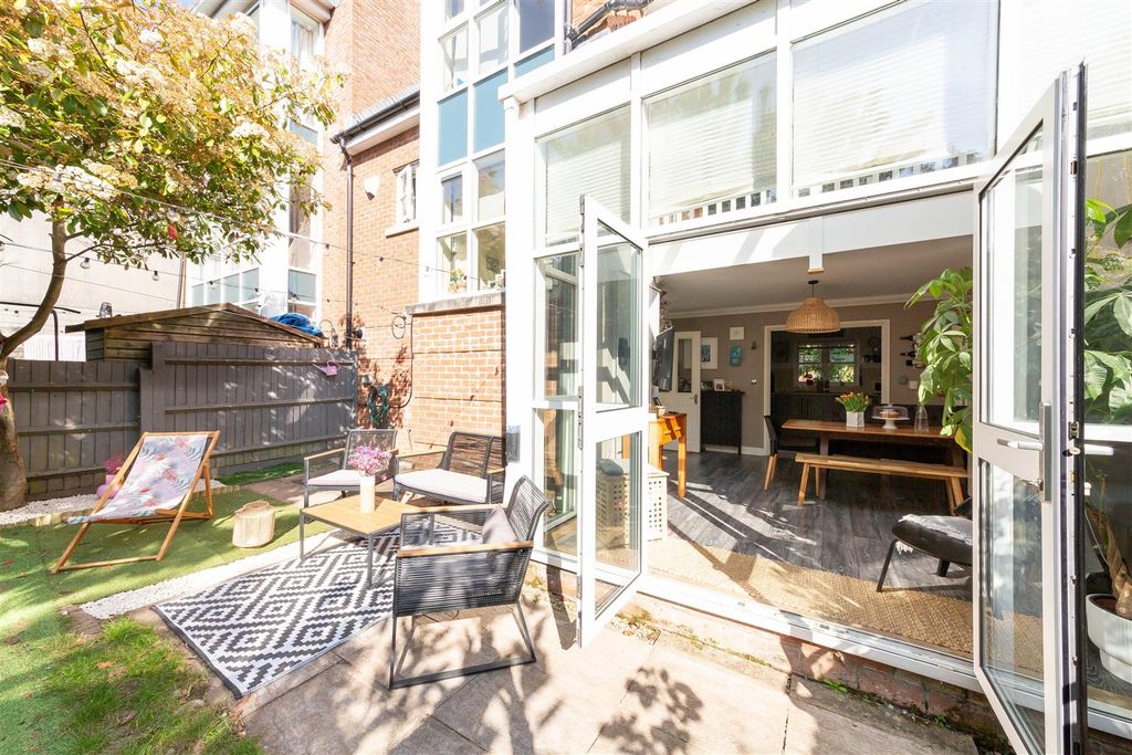 Property photo 2 of 32 Royal Victoria Park 35 (29).Jpg