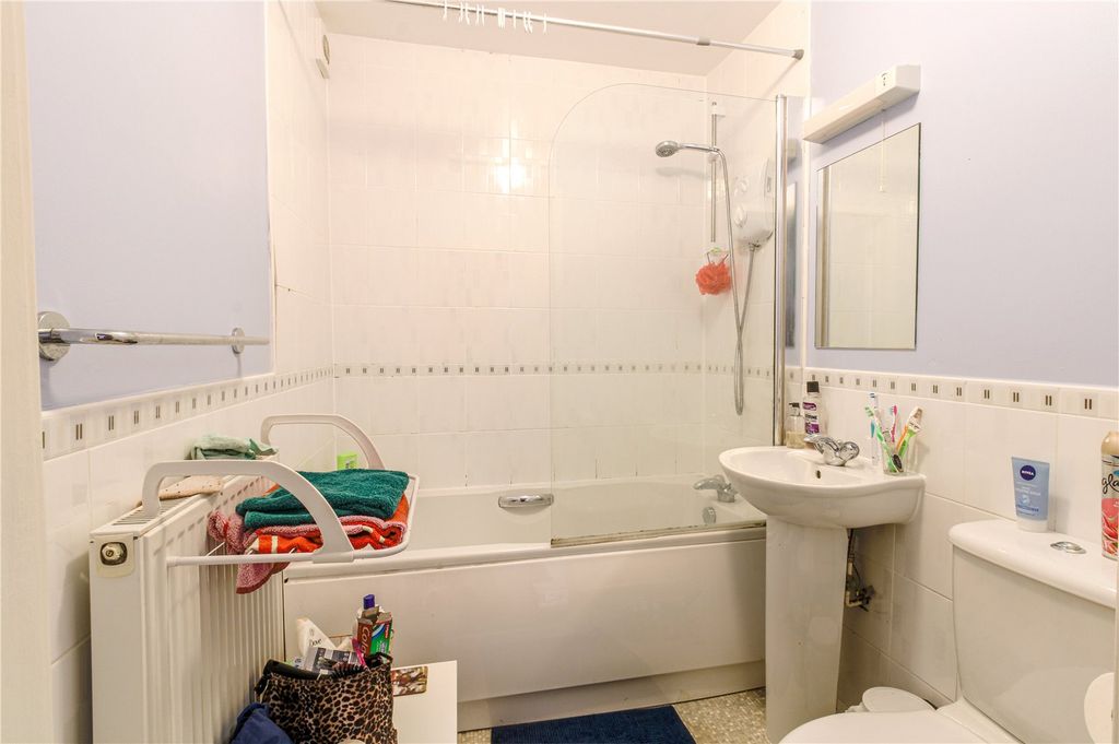 Property photo 2 of 10 Bathroom