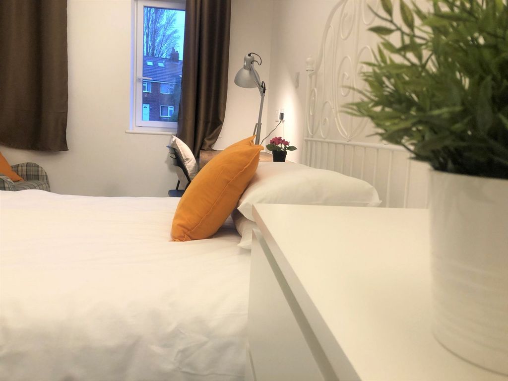 Property photo 3 of 8 Bright And Cozy Single Bedroom With A Large Window...