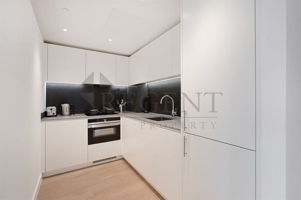 Property photo 3 of 12 Kitchen