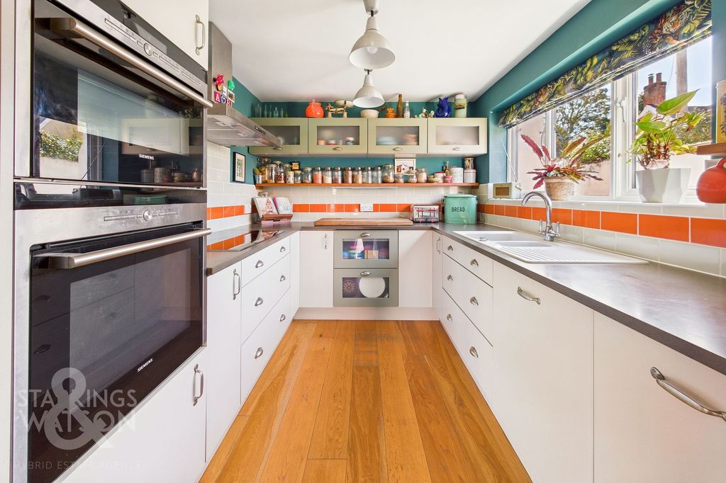 Property photo 2 of 28