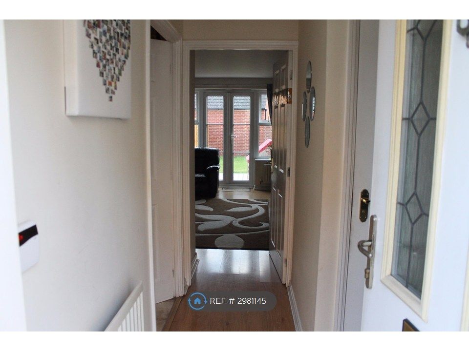 Property photo 2 of 7 Hallway