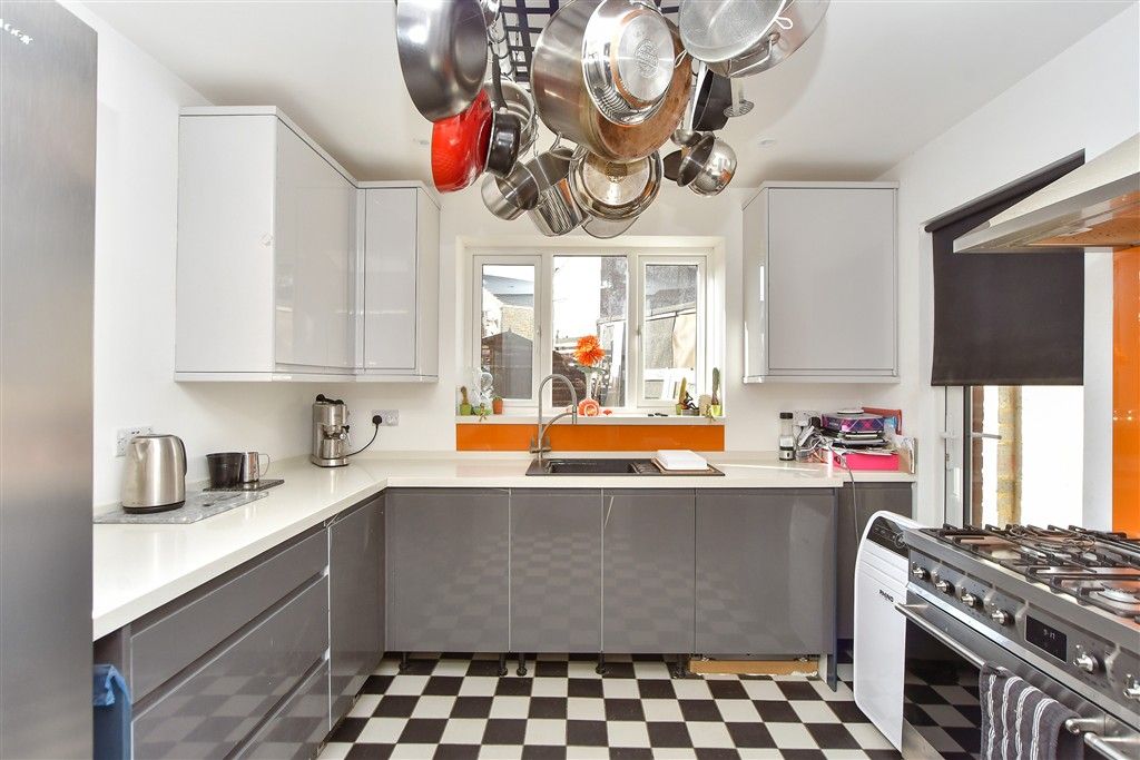 Property photo 2 of 9 Kitchen