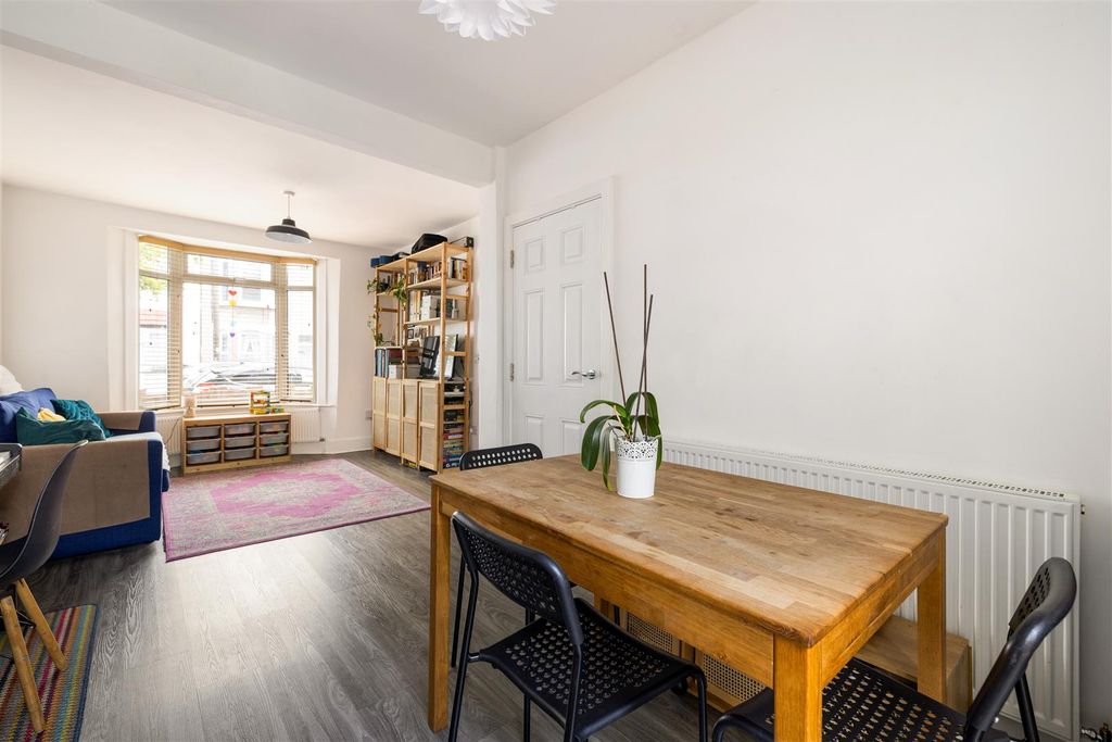 Property photo 3 of 25 Vansittart Road, E7