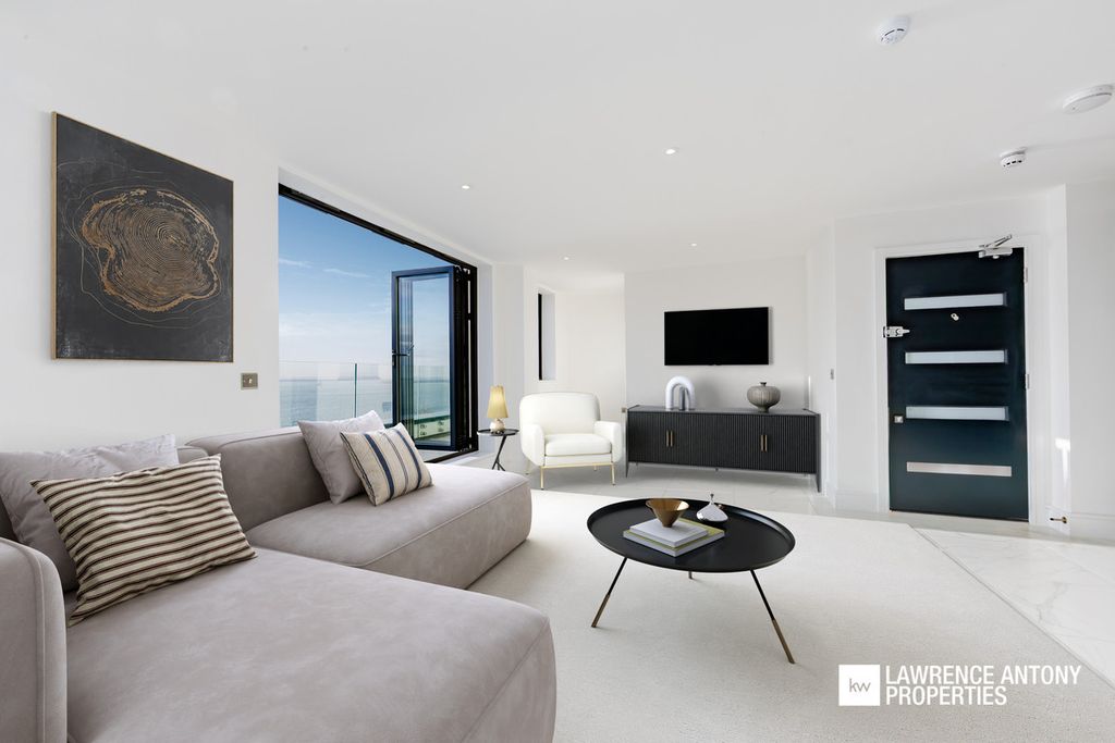 Additional image 8 of 2 bed flat for saleGrand Parade, Leigh-On-Sea SS9