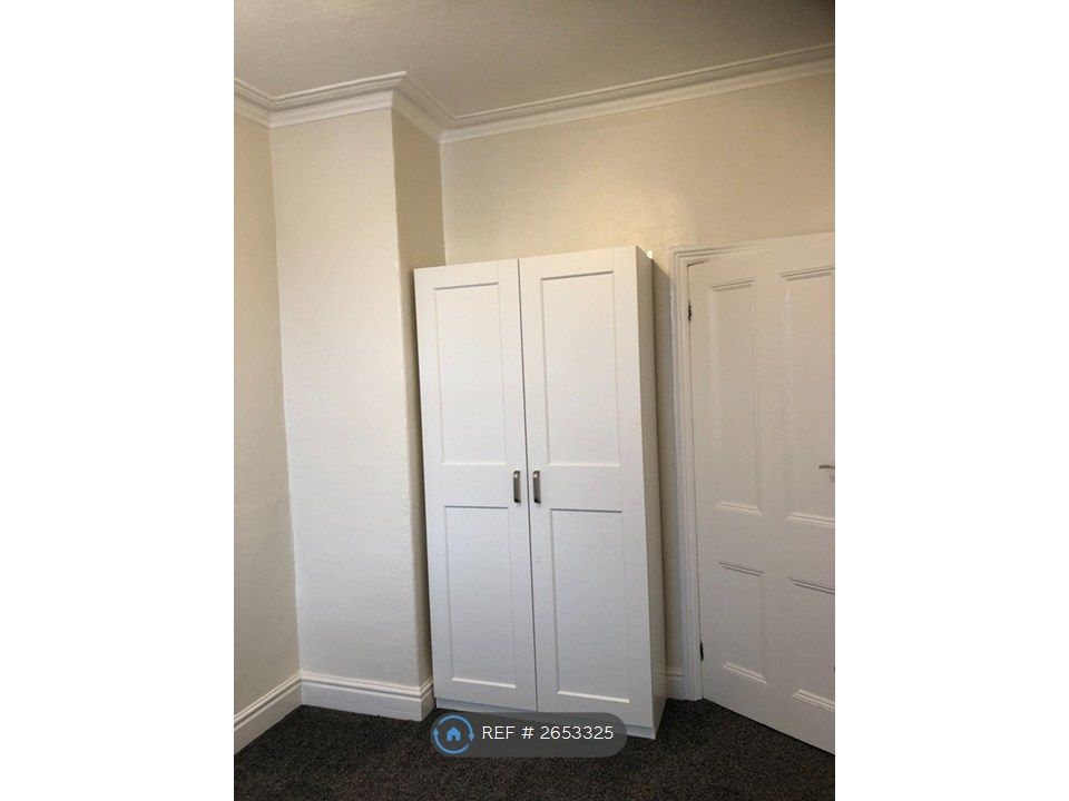 Property photo 2 of 7 Master Bedroom 'robe