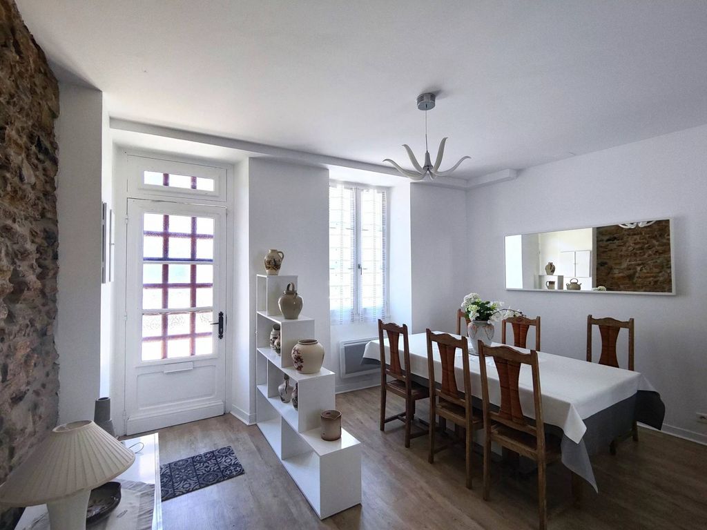 Property photo 2 of 12 2Ae703Bddb73F84045A26c30E0F9Ed8d