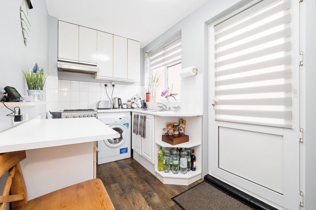 Property photo 3 of 17 Kitchen