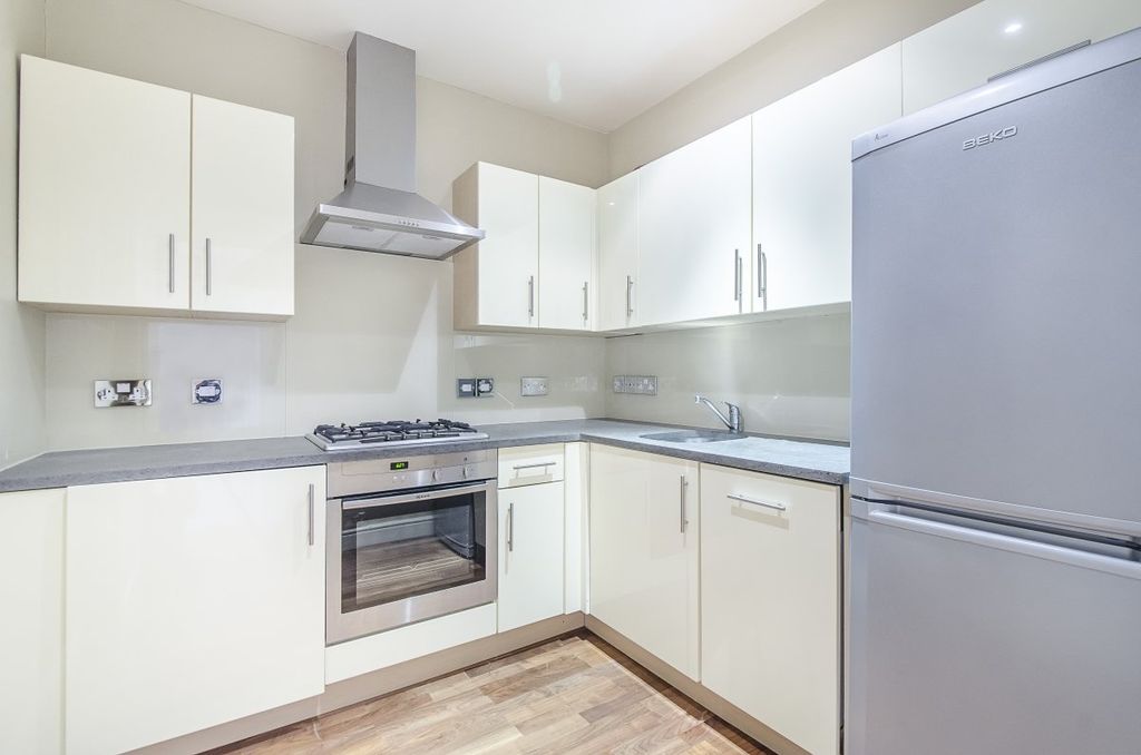 Property photo 3 of 10 Kitchen